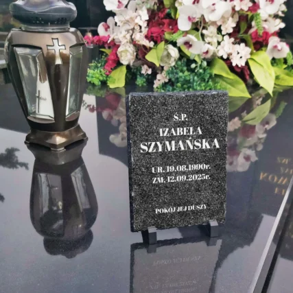Dodatkowa tabliczka na pomnik z napisami