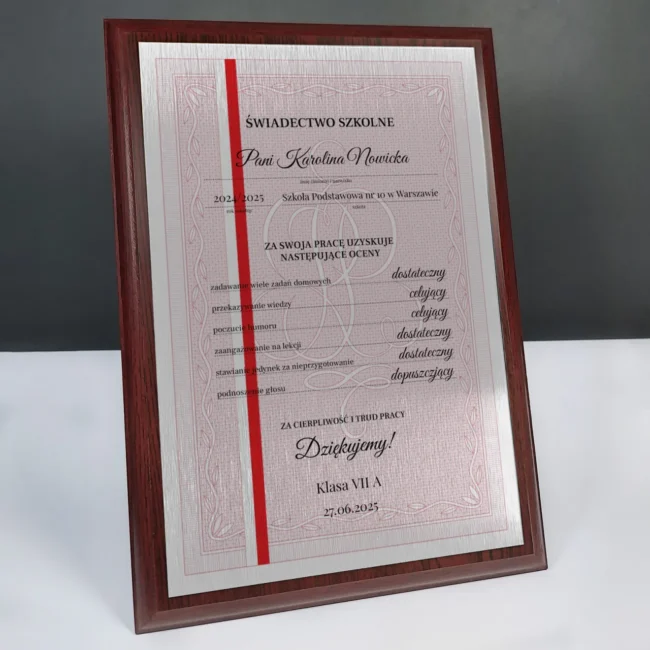 Eleganckie personalizowane Swiadectwo na drewnie dla nauczyciela