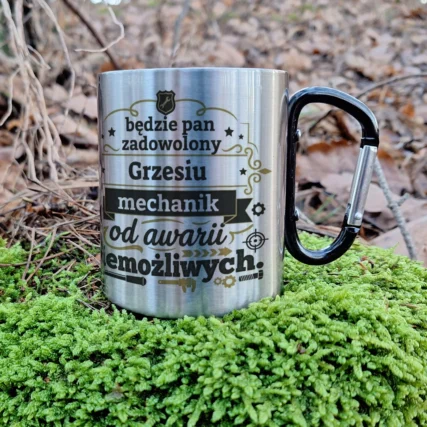 Metalowy kubek z karabińczykiem dla mechanika z imieniem