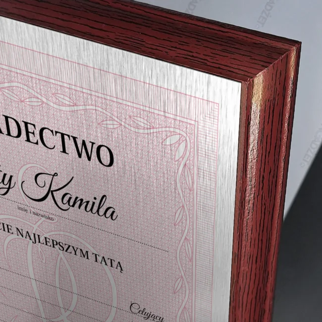 Personalizowane Świadectwo Dyplom dla taty ze srebrną blachą na drewnie