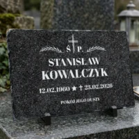 Pozioma tabliczka nagrobna 30×20 cm z własnym napisem