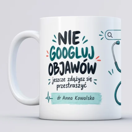 Personalizowany kubek dla lekarki z napisem Nie googluj objawów i miejscem na imię