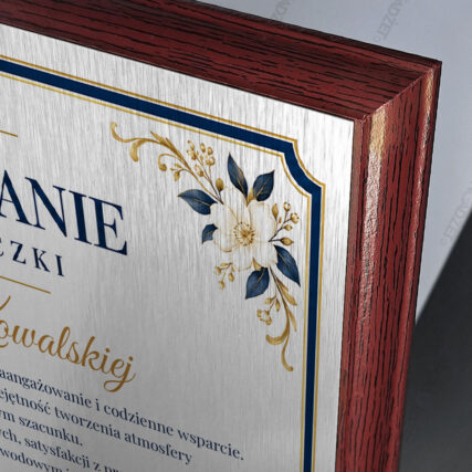 Detale z bliska Tabliczki na podziękowanie dla kierowniczki od zespołu