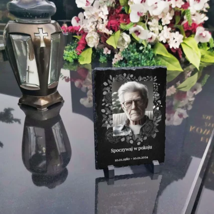 Zdjęcie nagrobkowe na kamieniu na Święto Zmarłych 1 Listopada