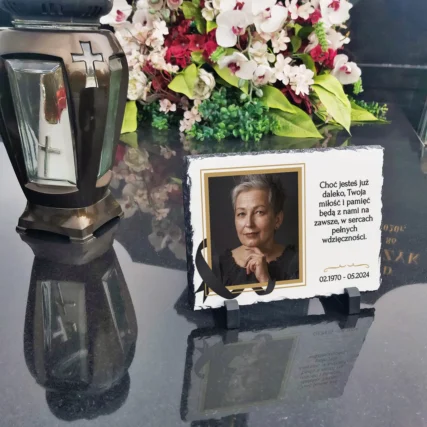 Zdjęcie nagrobne na granicie kamieniu z napisami