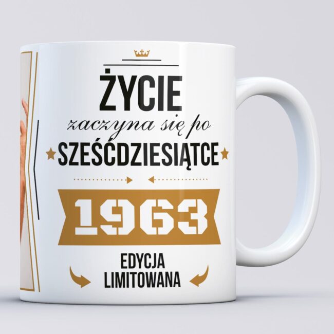 życie zaczyna się po 60sce kubek na 60 urodziny